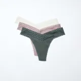 Pack de tres tangas de algodón con detalles de encaje en la cintura. Incluye colores verde oscuro, rosa viejo y blanco.