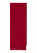 Bufanda rectangular de color rojo intenso, con diseño liso y terminaciones con flecos en los extremos.