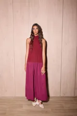Vestido largo negro de crepe texturado con escote halter, cuello alto con volados y diseño holgado.