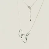 Collar de plata 925 con diseño de tres eslabones ovalados entrelazados como dije central y cadena fina de eslabones.