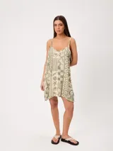 Vestido corto sin mangas en tono verde militar, con estampado de motivos marinos en beige y tirantes finos.
