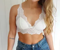 Bralette blanco de encaje con relleno y tirantes regulables.