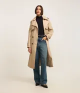 Suéter de cuello alto y manga larga, confeccionado en algodón con elastano. Presenta un diseño básico y ajustado al cuerpo.