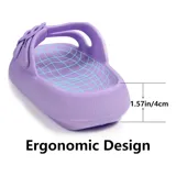 Sandalias chancletas de goma color beige con diseño texturizado en la suela, doble tira ajustable con hebillas y estilo slip-on.