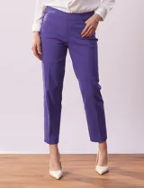 Pantalón recto color verde esmeralda de gabardina elastizada, marca Zac & Rachel. Pretina ancha con faja interna modeladora. Delantera con bolsillos simulados. Trasera con bolsillos ojal.