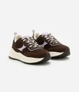 Championes estilo runner de la marca Satinato, confeccionadas en una combinación de poliuretano y mesh respirable. Presentan un diseño con recortes superpuestos en tonos marrón y detalles en lila, cierre con cordones bicolor, lengüeta acolchada, tirador trasero y una suela robusta con entresuela alta y base tractorada.