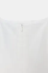 Vestido midi blanco de escote cuadrado y tirantes finos, con cinturón marrón con hebilla metálica dorada.