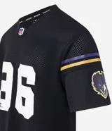 Remera deportiva negra de poliéster con tecnología Dry, cuello en V y manga corta. Estampado frontal con el número 96 y el logo de los Baltimore Ravens de la NFL.