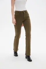Pantalon jean de corte recto y tiro alto, color negro, con bolsillos laterales y traseros.