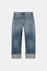 Jeans rectos de tiro medio en denim negro con efecto lavado. Presenta diseño de cinco bolsillos, trabillas para cinto y bajo con vuelta marcada. Cierre frontal con botones metálicos ocultos.