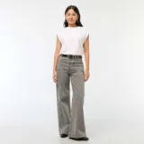 Pantalón jean de corte wide leg en color gris lavado, con cintura alta, cierre frontal de botones expuestos y bolsillos delanteros tipo parche.