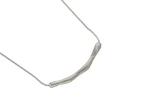 Collar plateado de acero con dije central ondulado de forma irregular.