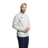 Buzo gris melange de corte clásico, cuello redondo y puños acanalados. Logo de Umbro bordado en el pecho.