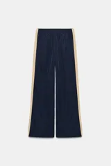 Pantalón de tiro medio azul marino con cintura elástica y bandas laterales en tono tostado a contraste, con diseño de pierna ancha.