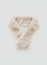 Bufanda larga de piel sintética en tono crema con matices grisáceos, de textura suave y voluminosa.