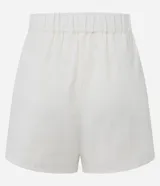 Short de cambraia color blanco, de cintura alta con elástico y bordados en la parte delantera. Tiene forro interior.