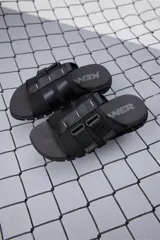 Sandalias tipo ojotas Kenner Rakka Yaki color negro, con doble tira de ajuste con velcro y suela anatómica con diseño texturizado.