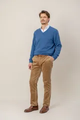Sweater de punto con cuello en V y mangas largas, confeccionado en lana lambswool, con puños y ruedo acanalados.