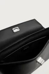 Bolso de mano tipo sobre negro, de acabado liso, con solapa y cierre de pieza metálica giratoria. Incluye asa de mano.