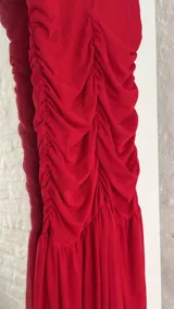 Vestido largo rojo de microtul, con breteles finos, escote en V y fruncido en el busto.