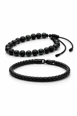 Set de dos pulseras para hombre, una compuesta por cuentas esféricas negras y la otra de cadena metálica trenzada en color gris oscuro.