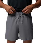 Short deportivo gris Columbia modelo Stealth Spring Lined, confeccionado con tecnología Omni-Wick para control de humedad, con cintura elástica y bolsillos laterales.