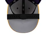 Curvador de visera de gorra, color negro, con el logo de New Era grabado en relieve en el centro.