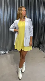 Blazer blanco de corte clásico con solapas y bolsillos delanteros.