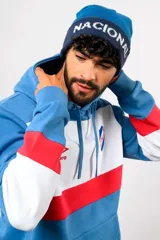 Gorro de lana Umbro del Club Nacional de Football, color rojo con vuelta en azul marino y texto "NACIONAL" bordado en blanco. Incluye etiqueta con logo de Umbro.