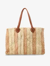 Bolso tipo tote de paja trenzada con diseño a rayas en tonos beige y verde oscuro, asas largas de cuero tostado y costuras visibles en los laterales.