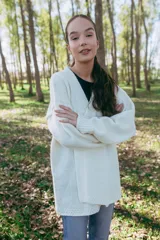 Maxi cardigan color crema de lana merino con bordado de flores rojas y azules.