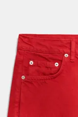 Jeans de tiro medio con corte recto y largo completo, confeccionados en algodón. Presentan cintura con trabillas, diseño de cinco bolsillos y cierre frontal con cremallera y botón.