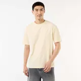 Camiseta de manga corta en color beige, con cuello redondo y diseño de ajuste cómodo y holgado.