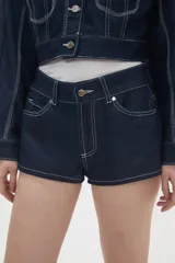 Short de jean negro con costuras en contraste, diseño de tiro medio y bolsillos laterales.