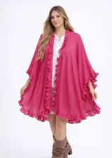 Ruana de textura liviana en color crudo, con diseño amplio y bordes decorados con volados románticos.