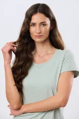 Remera básica de algodón color negro, con cuello redondo y mangas cortas de corte clásico.