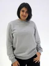 Buzo deportivo gris de algodón con felpa, cuello redondo y corte clásico.