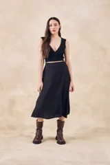 Falda midi negra de viscosa con cintura elastizada y abertura lateral.