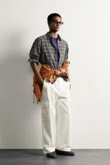 Camisa relaxed fit de algodón con diseño de cuadros en tonos azules, amarillos y naranjas. Cuenta con cuello solapa abotonada, manga larga con puño abotonado y cierre frontal de botones.