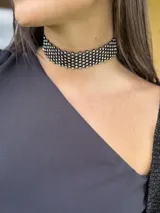 Gargantilla choker negra con red de brillantes multicolores. Se cierra con cadena y gancho para regular el largo.