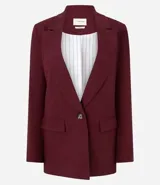 Blazer celeste de viscosa y lino, con cuello inglés, cierre de un botón y solapas.