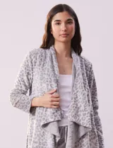 Bata de tejido soft color gris con estampado animal print, bolsillos laterales y lazo para ajustar en la cintura.