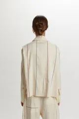 Chaquetas de algodón y lino color beige, con diseño de rayas finas y cierre frontal de botones.
