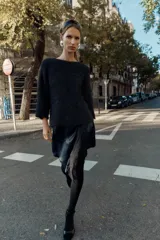 Jersey de punto con textura cepillada, cuello barco y mangas largas. Presenta un diseño combinado con un panel de encaje en la parte superior de la espalda.