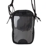 Bandolera pequeña Converse de diseño compacto y funcional, confeccionada en tejido resistente color negro. Cuenta con correa ajustable para llevar al hombro o cruzada, cierre principal y parche con logo de la marca en la parte frontal.