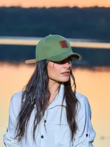 Gorra tipo baseball color verde oliva, con visera estructurada y parche de cuero con logo grabado en el frente. Cuenta con una tira de ajuste posterior de cuero.