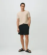 Remera de manga corta Marfinno para hombre, de color blanco y con cuello redondo. Confeccionada en tejido texturizado de mezcla de algodón y poliéster.