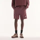 Short deportivo New Balance Trackside de felpa francesa color bordó, con cintura elástica y cordón ajustable, bolsillos laterales y ribetes en contraste. Cuenta con logo bordado en el muslo izquierdo.
