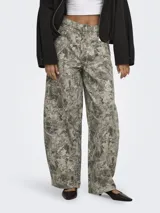 Pantalón de tiro alto con silueta barrel, más amplia en la rodilla y entallada hacia el ruedo, con estampa de efecto camuflado en tonos grises y verdosos.