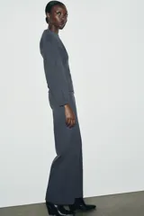 Pantalón de tiro alto con corte ancho y recto, confeccionado en tejido de punto elástico y flexible con cintura elástica.